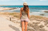 Tourist, der das Meer auf Formentera, Balearische Inseln, betrachtet