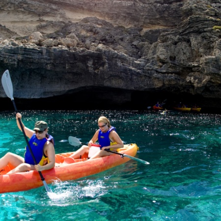 Piragüismo en las aguas de Formentera (Islas Baleares)