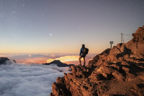 Ein Tourist beobachtet den Himmel am Aussichtspunkt des Gipfels Fuente Nueva auf La Palma, Kanarische Inseln