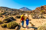 Mãe e filha passeando no Parque Nacional do Teide, Ilhas Canárias