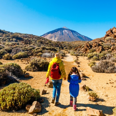 Mutter und Tochter beim Spaziergang im Teide-Nationalpark, Kanarische Inseln