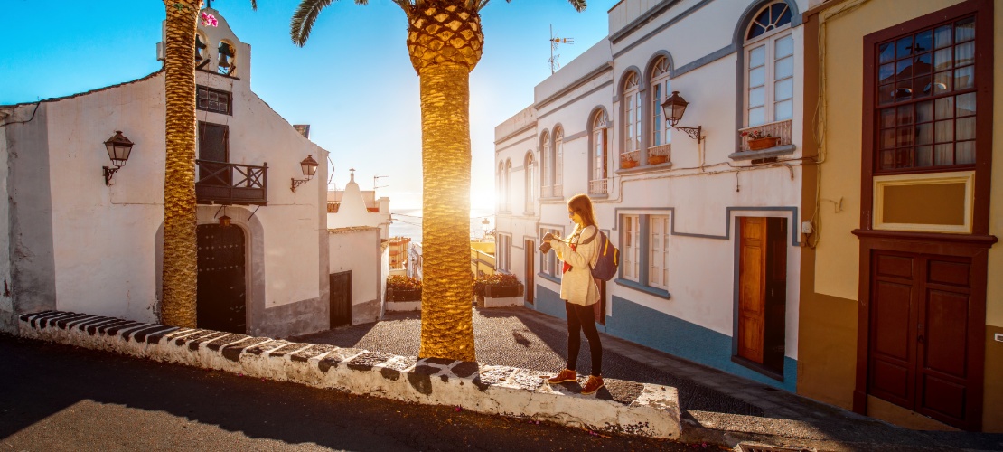 Турист фотографирует часовню Сан-Себастьян в Санта-Крус-де-ла-Пальма, Канарские острова