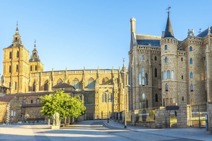 Gaudí Palace and Santa María Cathedral in Astorga (León, Castilla y Leon)