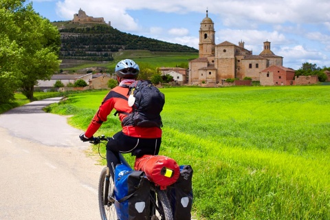 Pèlerin à vélo arrivant à Castrojeriz (Burgos)