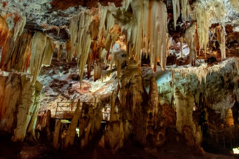 アレーナス・デ・サン・ペドロにあるアギラ洞窟。アビラ。