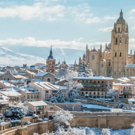 Vista da catedral e da cidade de Segóvia nevada, em Castilla y León