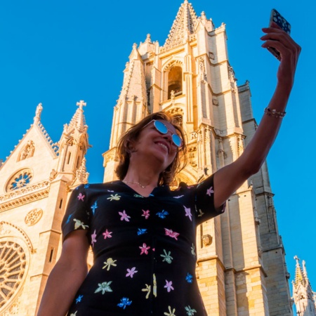 Touriste dans la cathédrale de León