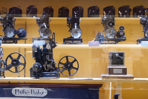 ジローナの映画博物館にある、昔の道具を収めた展示ケース