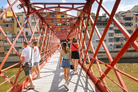 Touristen auf der Brücke Les Peixateries Velles in Girona, Katalonien