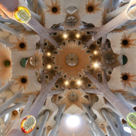 Szczegół wnętrza bazyliki Sagrada Familia