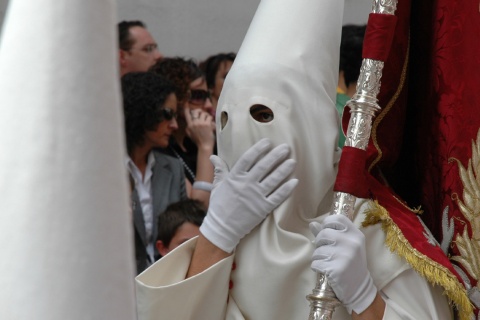 コルドバの聖週間で宗教行列に参加するナサレーノ