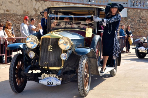 Automóvel antigo no rali internacional de carros antigos em Sitges