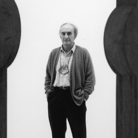 Эдуардо Чильида рядом со скульптурой «Homenage a Balenciaga», 1990 г.