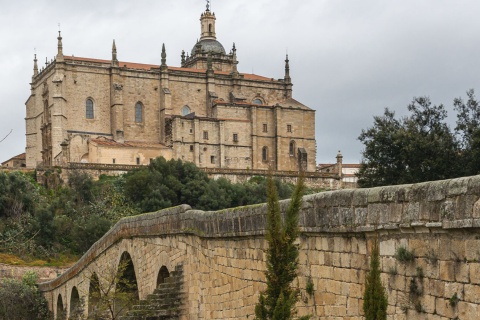 Stone bridge and Cathedral of Santa María de la Asunción in Coria (Cáceres, Extremadura)