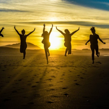 Des amis sur une plage de Galice au coucher de soleil
