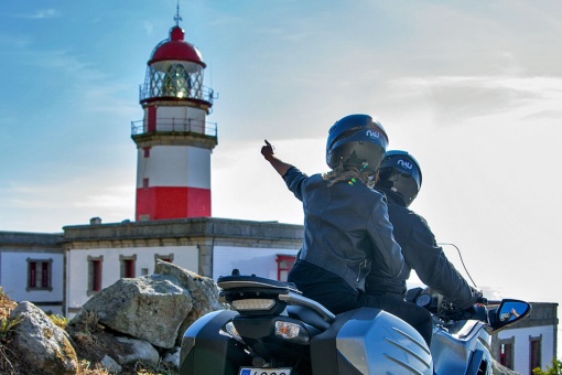 Turistas de moto no roteiro dos faróis da Galícia
