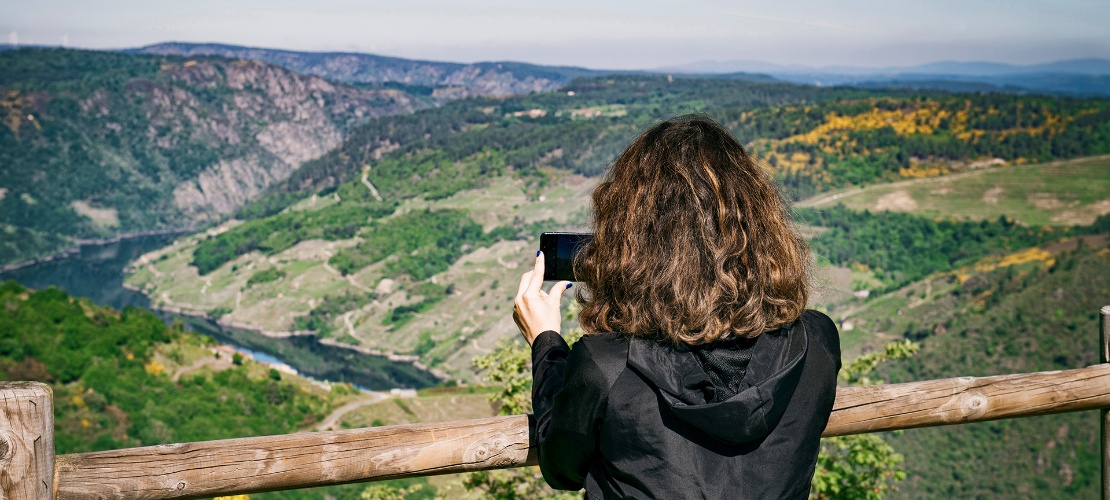 リベイラ・サクラにある展望台から風景を撮影する観光客