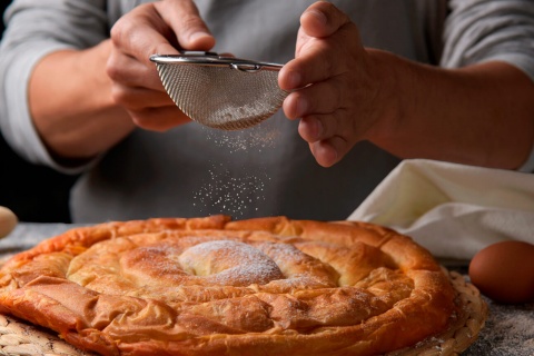 Приготовление пирога «энсаймада» на Мальорке
