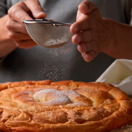 Приготовление пирога «энсаймада» на Мальорке.