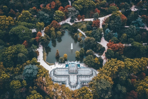 Widok z lotu ptaka na Pałac Kryształowy w Parku Retiro