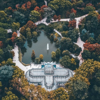 Вид с воздуха на Хрустальный дворец в парке Эль-Ретиро.