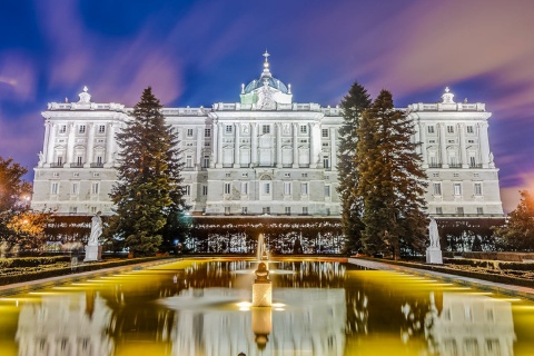 Widok z zewnątrz na Pałac Królewski w Madrycie