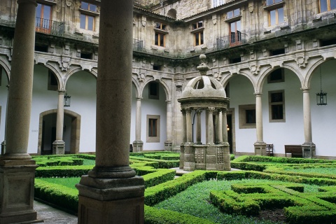 Widok na wewnętrzny ogród hotelu Parador de Santiago de Compostela