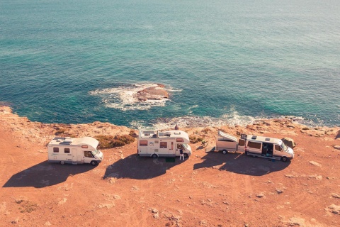  Des camping-cars surplombent la mer à Torrevieja, Alicante