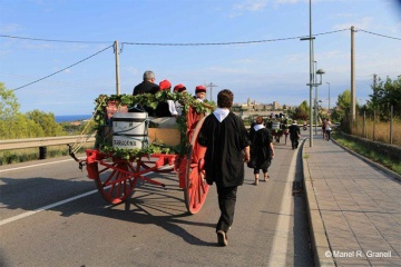 Parte de la comitiva de los Portants de l’Aigua de Sant Magí, portadores del agua bendecida. Fiestas de Sant Magí, en Tarragona (Cataluña)