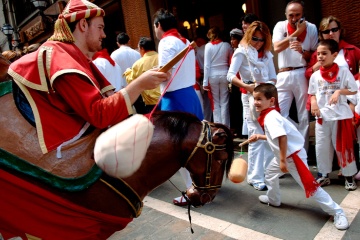 Zaldiko oder kleines Pferd, einer der Figuren des Umzugs der „Gigantes y cabezudos“ (Giganten und Riesenköpfe) beim San Fermín-Fest in Pamplona (Navarra).