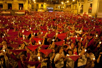 Thousands of people sing Pobre de mí (poor me), the song that marks the end of the San Fermín fiestas in Pamplona (Navarre)