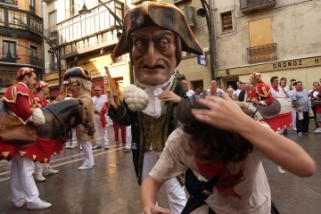 Los famosos Kilikis, los componentes más característicos de la comparsa de gigantes y cabezudos de las fiestas de San Fermín de Pamplona (Navarra)