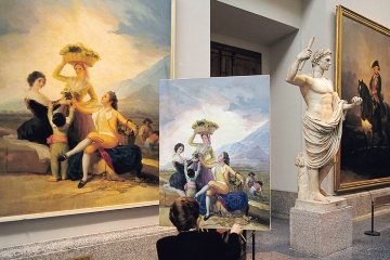 Moça realizando uma representação de um quadro de Goya
