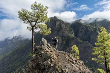 Турист фотографирует с вершины горы