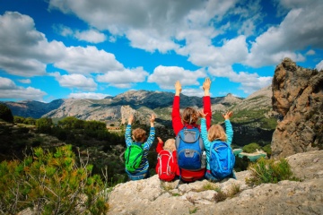 Turyści w górach w Guadalest w Alicante (Wspólnota Walencka)