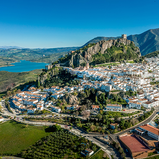 Luftaufnahme des Dorfes Zahara de la Sierra, ein Dorf, das vom Naturpark Sierra de Grazalema in Cadiz umgeben ist.