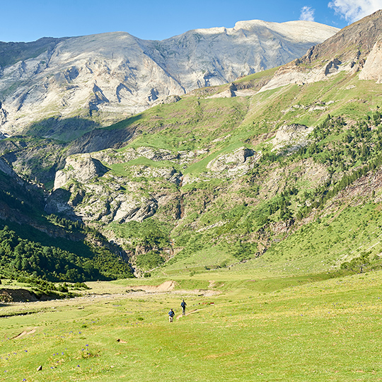 Des randonneurs dans la vallée de Pineta au sein du parc national d’Ordesa et du Mont-Perdu, région du Sobrarbe, Aragon