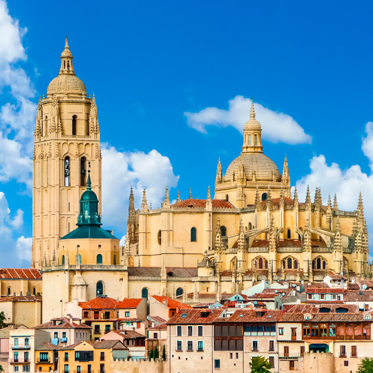 Blick auf die Kathedrale Santa Maria über die Häuser von Segovia