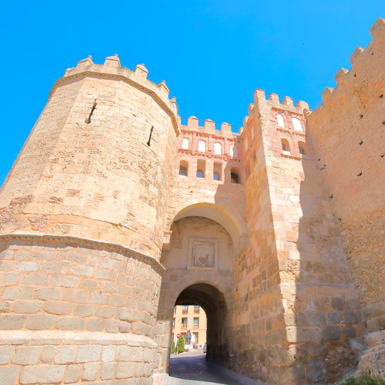 Ansichten des Tores von San Andrés oder des Bogens von Socorro in der Mauer von Segovia