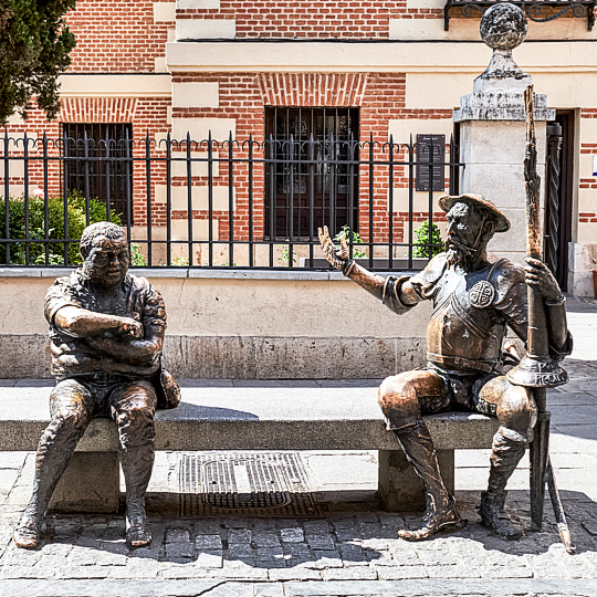 Figuras de Sancho Pança e Dom Quixote em frente à casa natal de Miguel de Cervantes em Alcalá de Henares, Comunidade de Madri