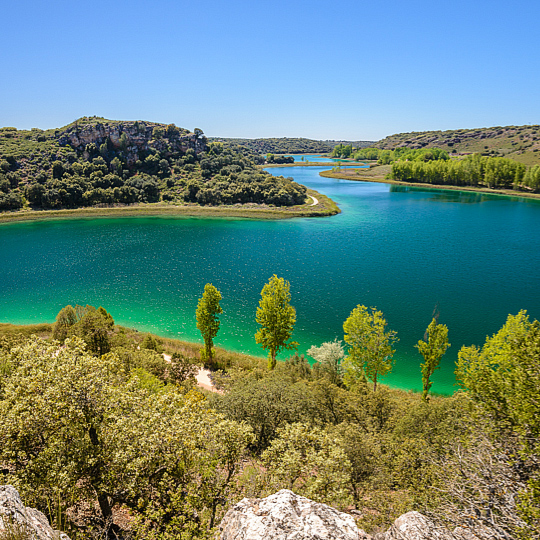 Imagem panorâmica das lagoas de Ruidera, em Ciudad Real, Castilla-La Mancha