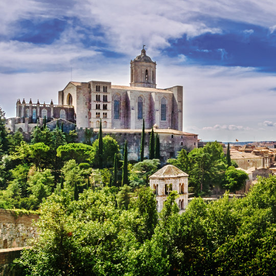 Вид на кафедральный собор и монастырь Гальигантс в Жироне, Каталония