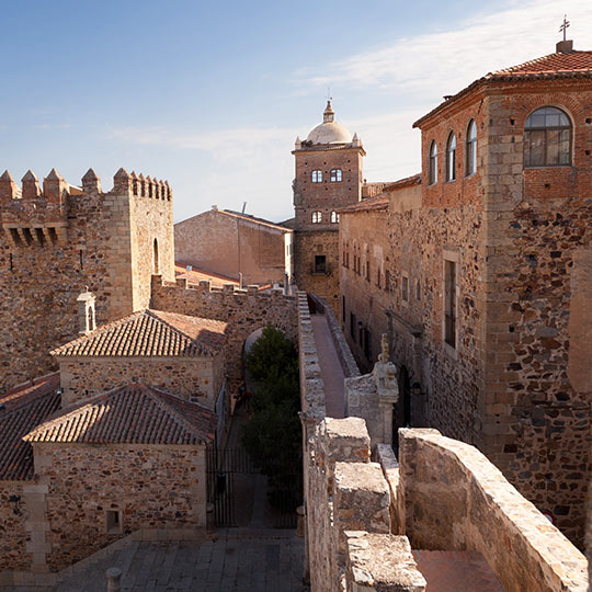 Passeggiata sulla cinta muraria di Cáceres