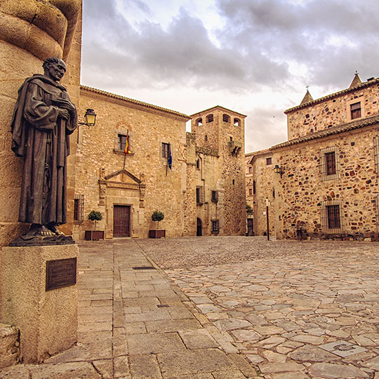 Estátua de San Pedro na praça de Santa María, Cáceres