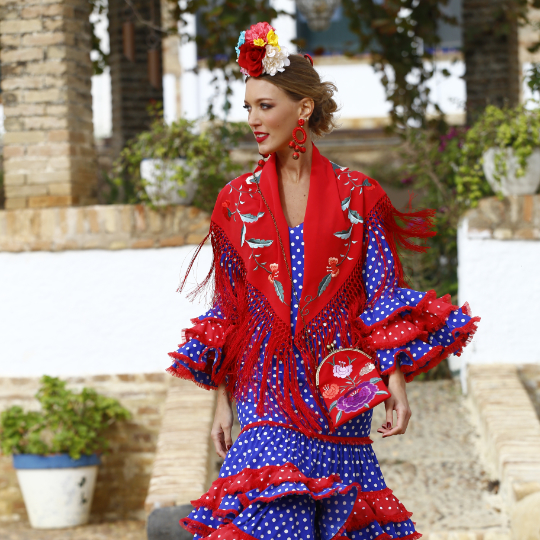 Turistas vistiendo moda flamenca