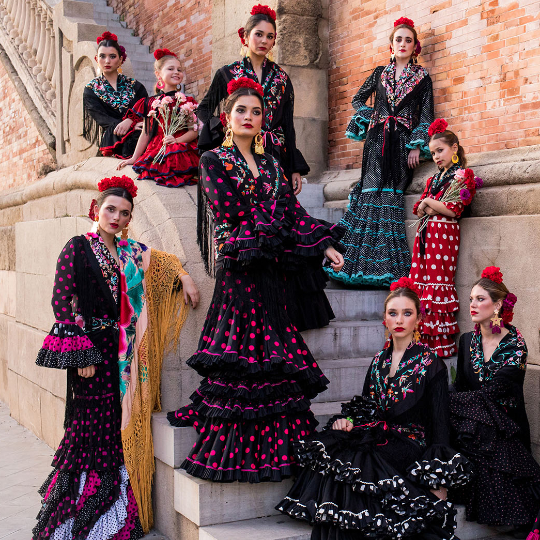 Turistas luciendo moda flamenca española de alta costura