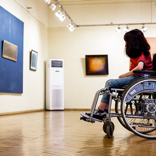 Rollstuhlfahrer in einer Kunstgalerie