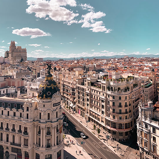 Вид на Гран-Виа и улицу Алькала со смотровой площадки Общества изящных искусств в Мадриде