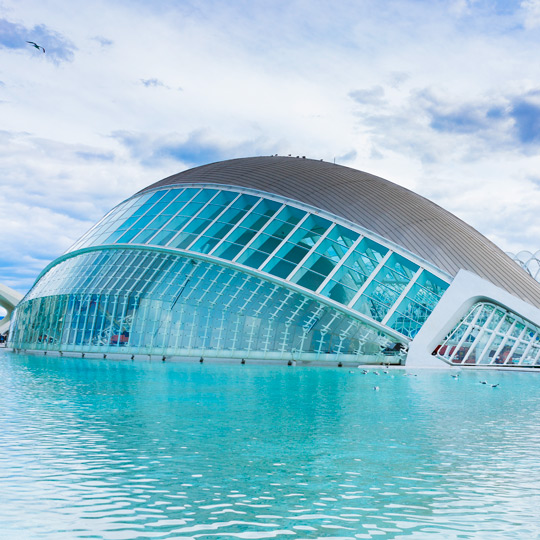 Ansichten vom Hemisfèric in der Stadt der Künste und der Wissenschaften in Valencia