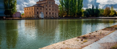 O Canal de Castilla em sua passagem por Medina de Rioseco, Valladolid.
